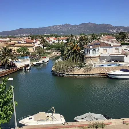 Am Kanal Empuriabrava