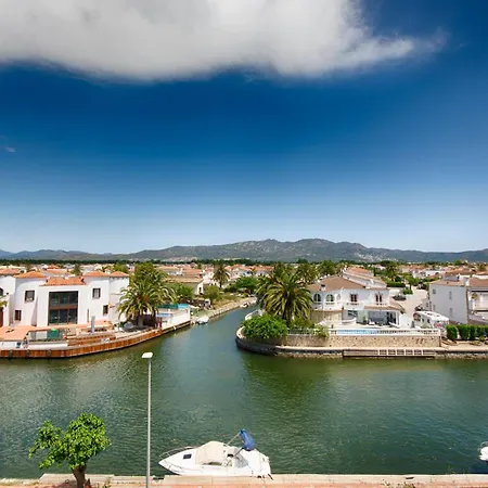 Am Kanal Empuriabrava